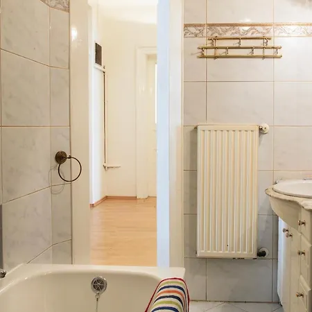 Large 3 Bdr In The Heart Of *