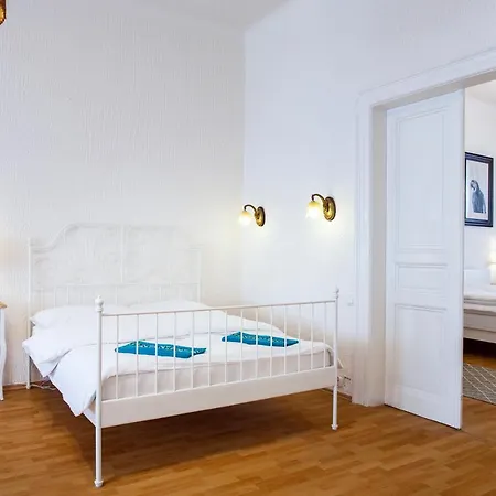 Large 3 Bdr In The Heart Of Apartment