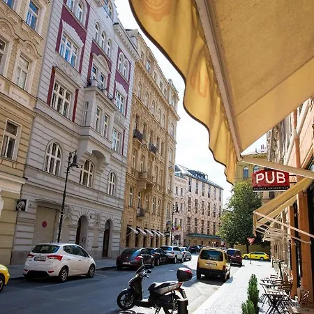Apartment Large 3 Bdr In The Heart Of *