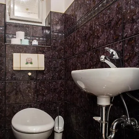 Apartment Large 3 Bdr In The Heart Of *