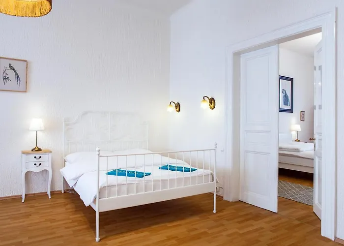 Large 3 Bdr In The Heart Of Apartment