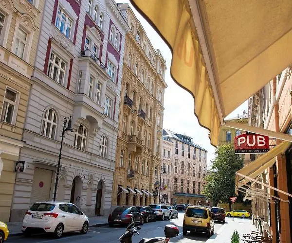 Apartment Large 3 Bdr In The Heart Of *