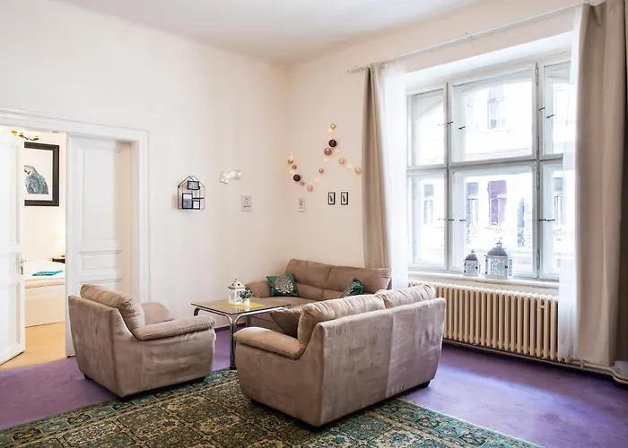 Apartment Large 3 Bdr In The Heart Of *