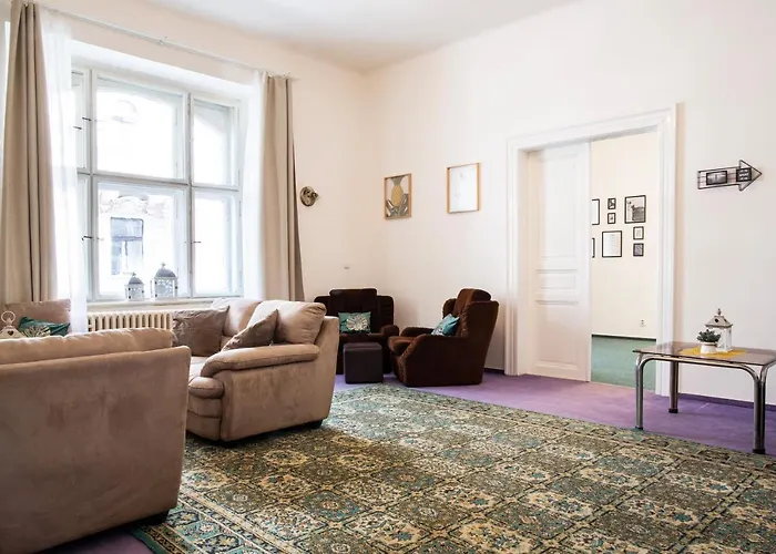 Apartment Large 3 Bdr In The Heart Of