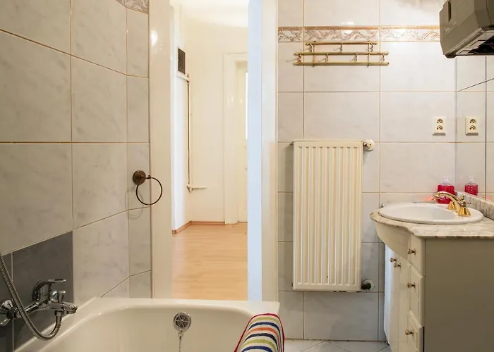 Large 3 Bdr In The Heart Of *