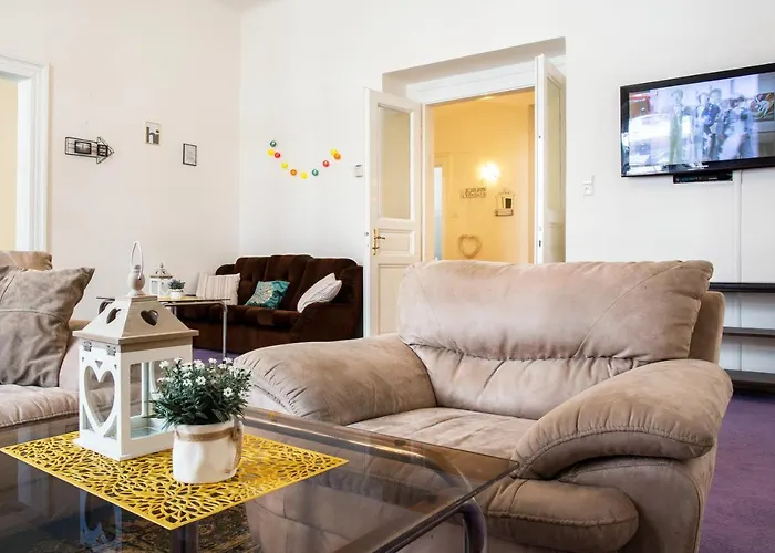 Apartment Large 3 Bdr In The Heart Of *